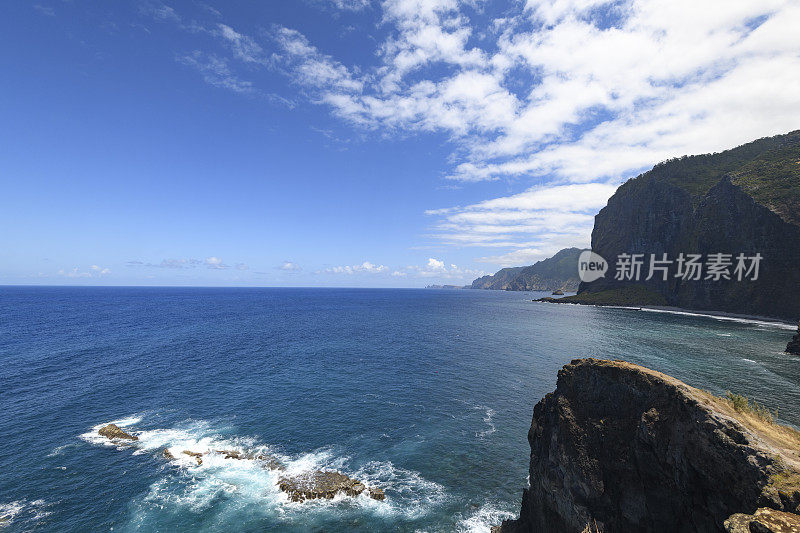 马德拉岛Faial的Miradouro do Guindaste海浪袭击海岸